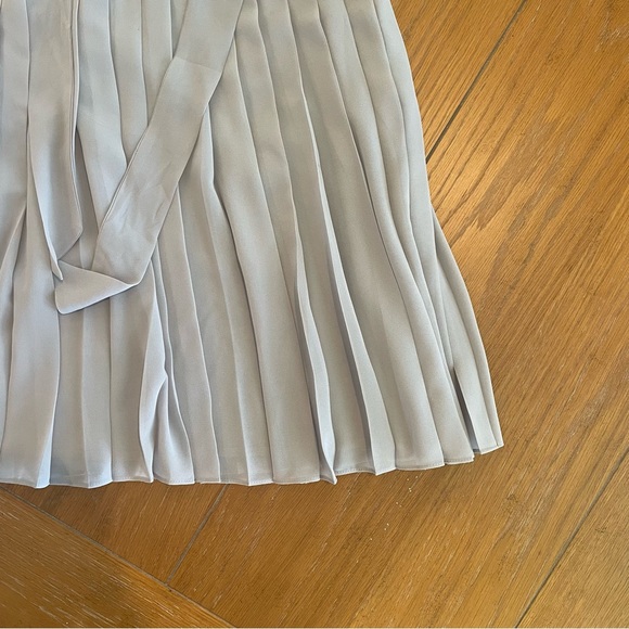 Ann Taylor Pleated Gray Skirt, Size 0 - Picture 3 of 5